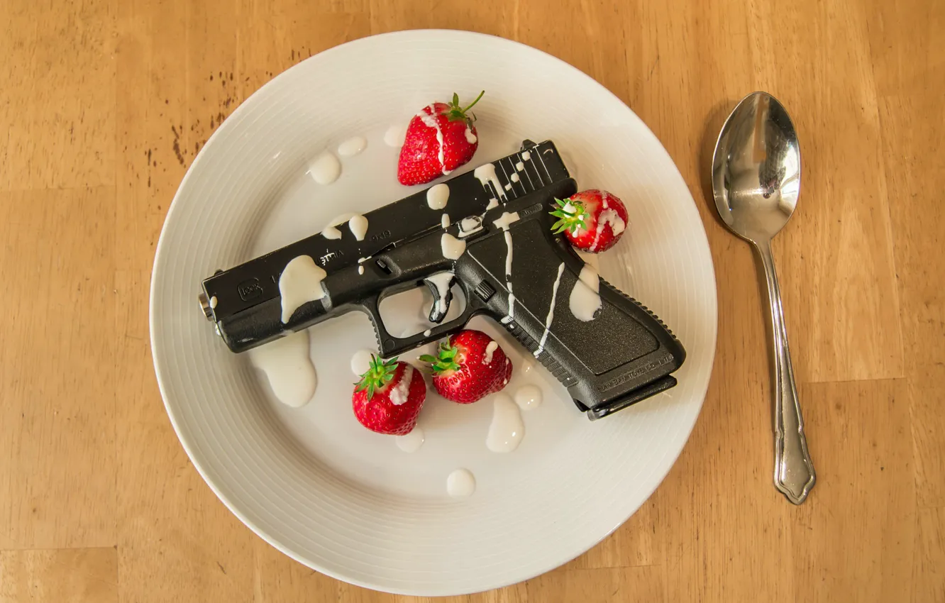Фото обои пистолет, клубника, тарелка, ложка