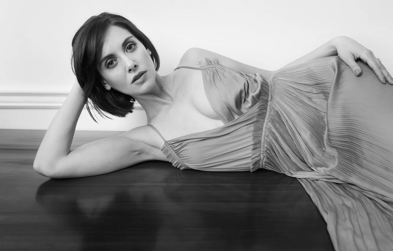 Фото обои фигура, актриса, черно белая, Alison Brie, Элисон Бри, поза .лежит