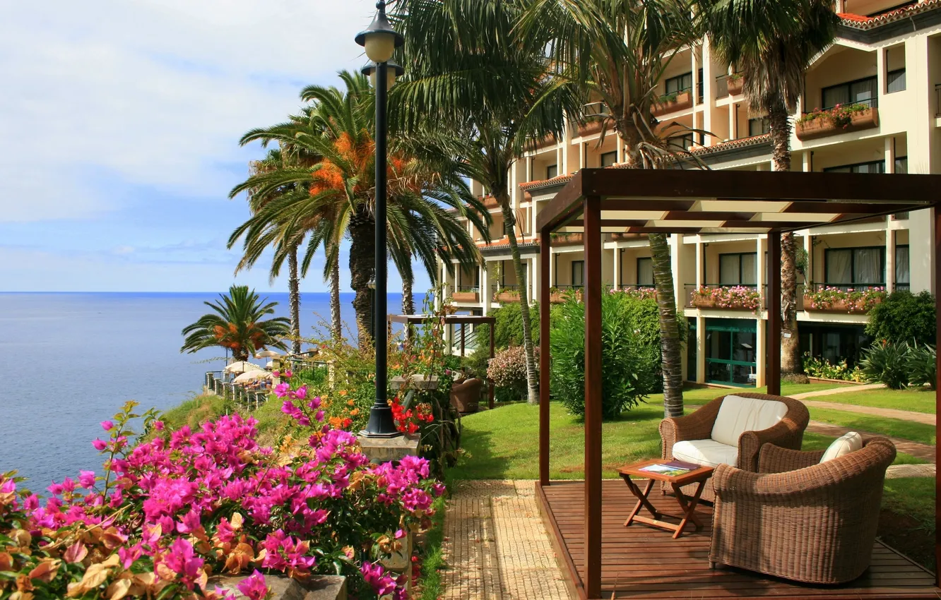 Фото обои цветы, пальмы, отдых, Море, растения, кресло, фонарь, отель