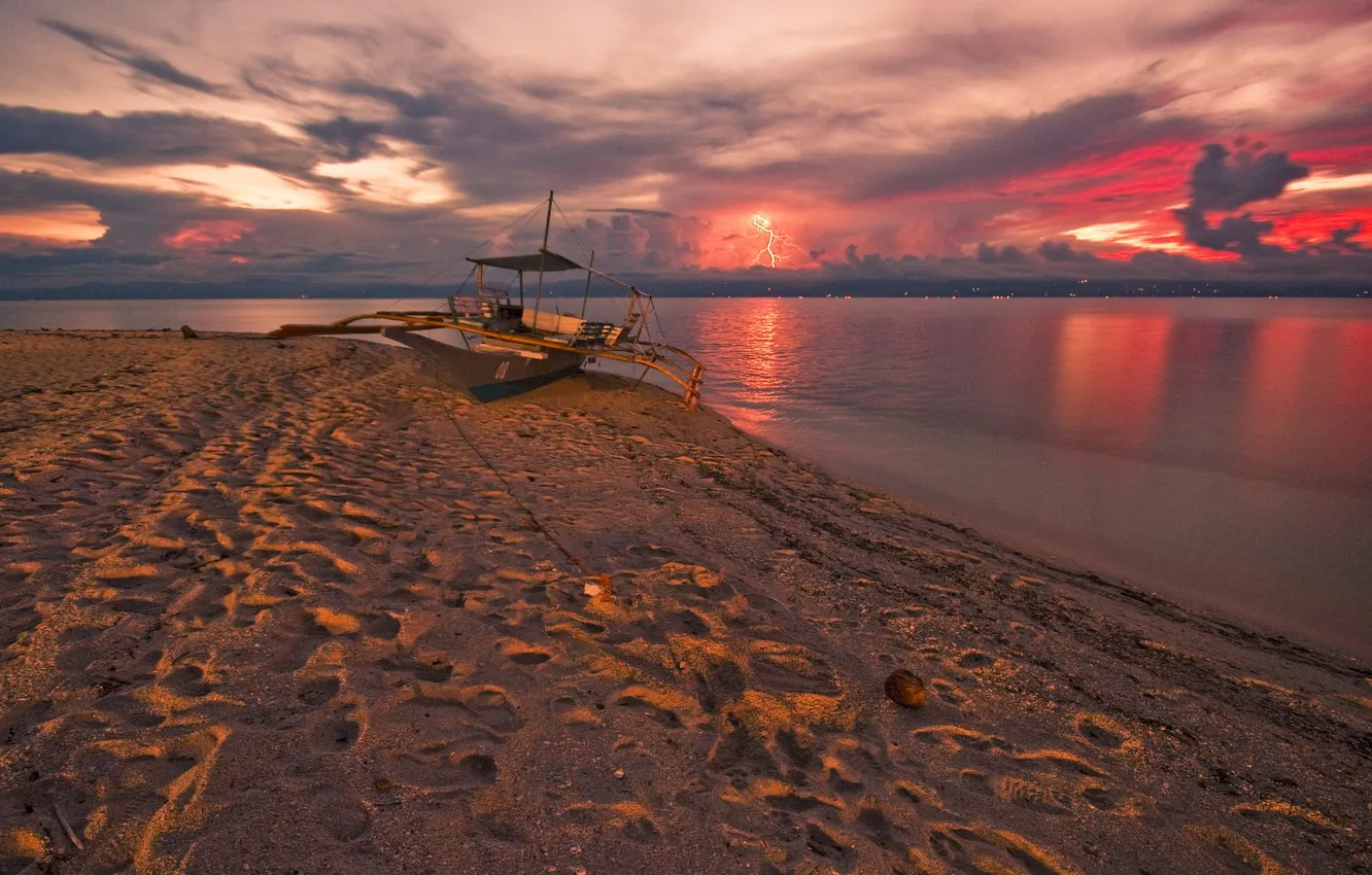 Фото обои песок, море, небо, закат, тучи, молния, лодка