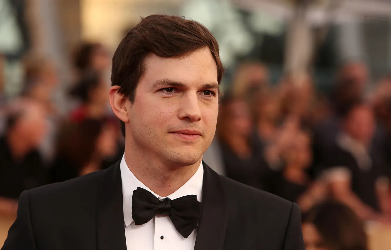 Фото обои портрет, костюм, актер, Ashton Kutcher, Эштон Кутчер