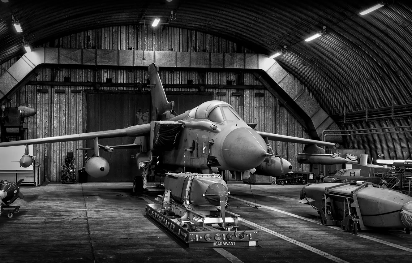Фото обои авиация, чёрно-белое, ангар, монохром, Panavia, военный самолёт, Tornado, боевой самолёт