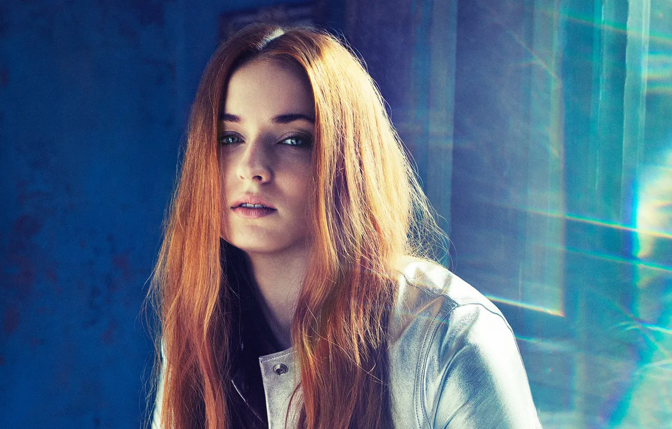 Фото обои Sophie Turner, свет, рыжая, куртка, софи монк, актриса, redhead, губы