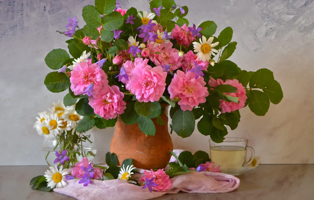 Фото обои листья, розы, ромашки, чашка, ваза, натюрморт