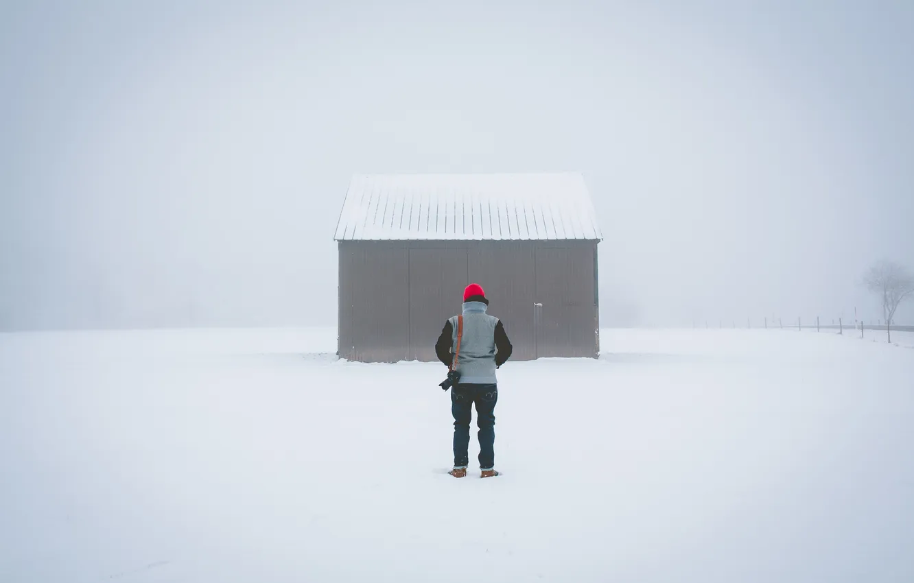 Фото обои зима, снег, назад, человек, капот, жилье, свитер