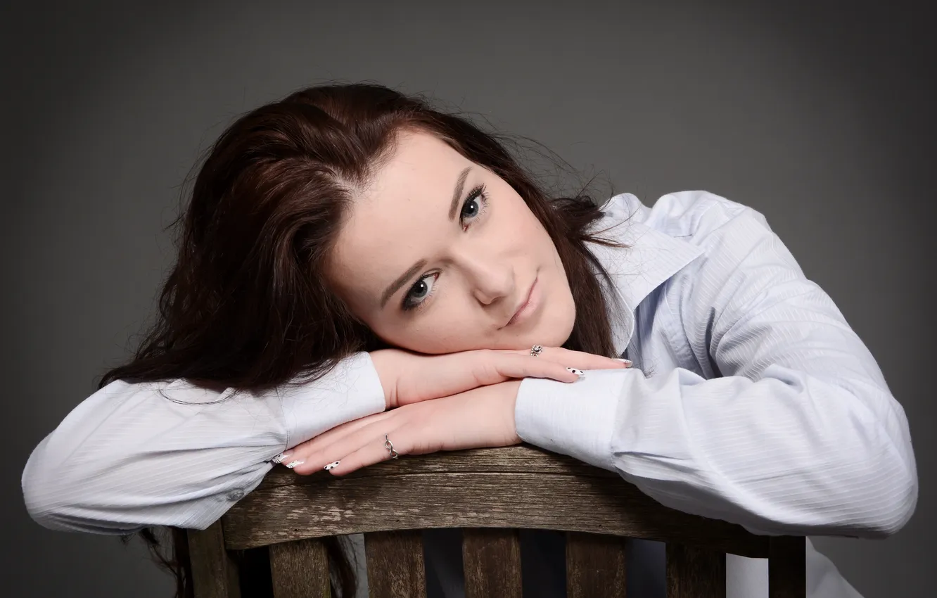 Фото обои взгляд, девушка, лицо, волосы, руки, кольцо, стул, карие глаза