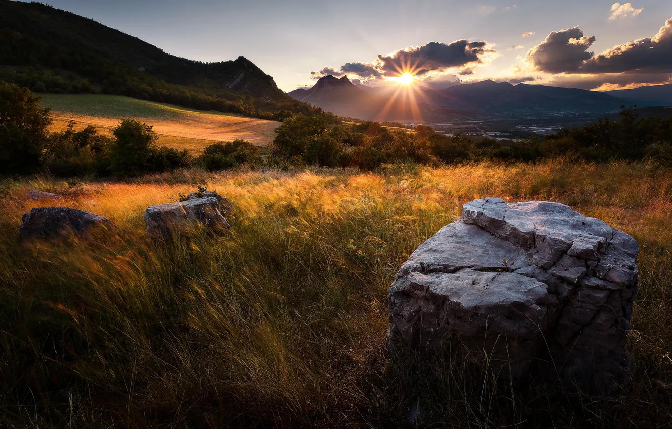 Фото обои трава, закат, горы, природа, камни, долина