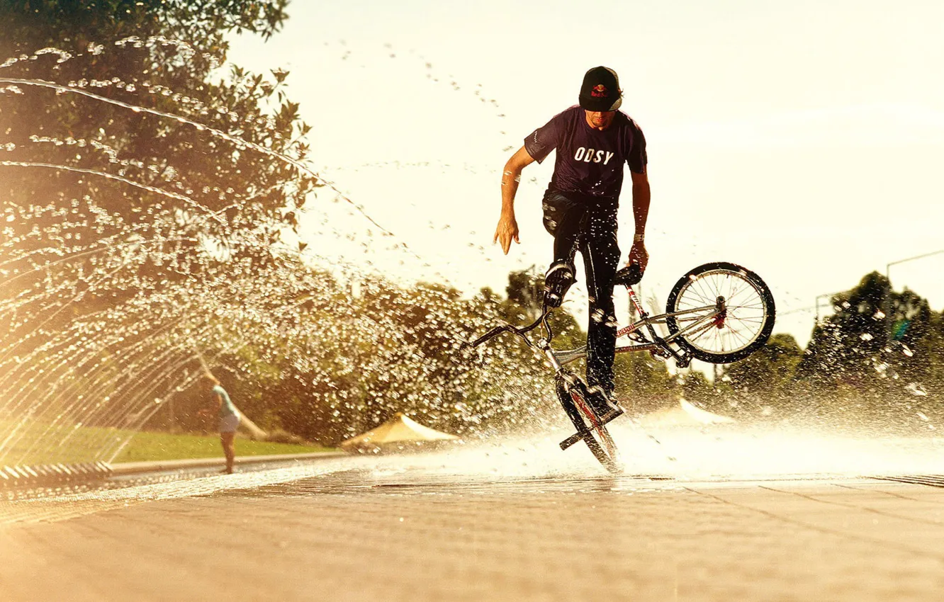 Фото обои лето, вода, солнце, брызги, фон, bmx, трюк