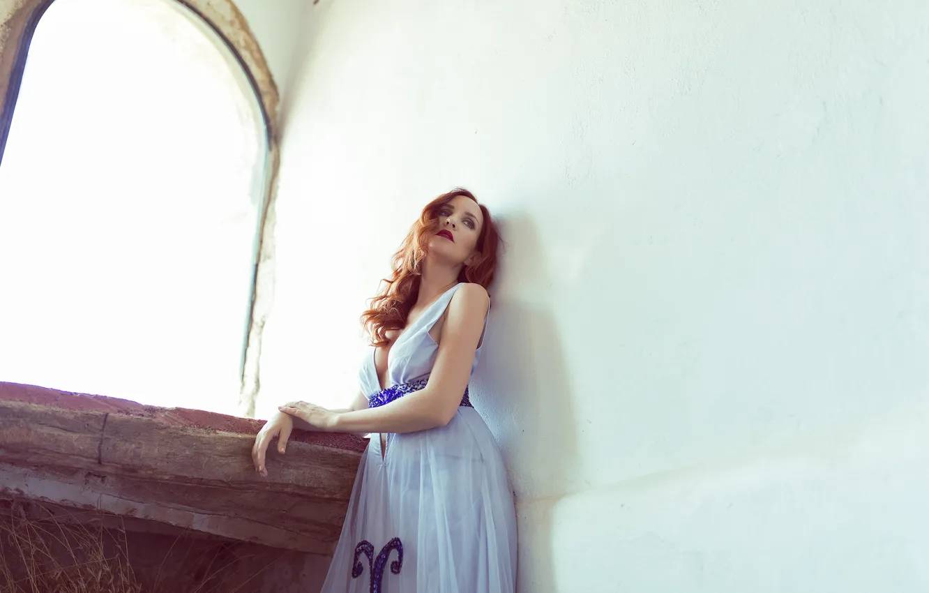 Фото обои девушка, лицо, стена, волосы, дома, платье