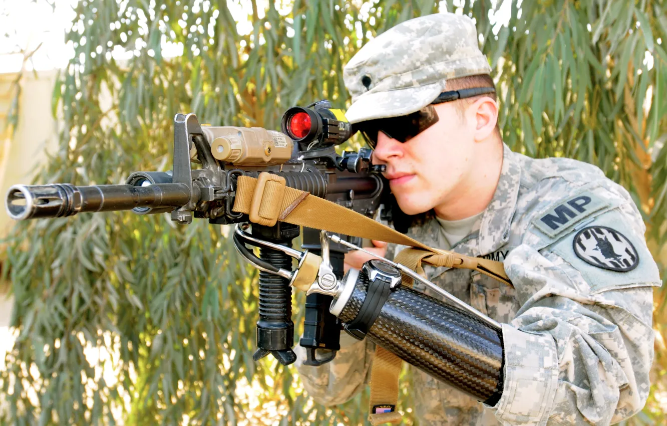 Фото обои military, war, scope, Soldier, Assault rifle, prothesis