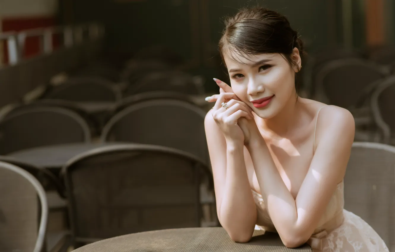 Фото обои взгляд, улыбка, ожидание, столик, smile, очарование, look, table
