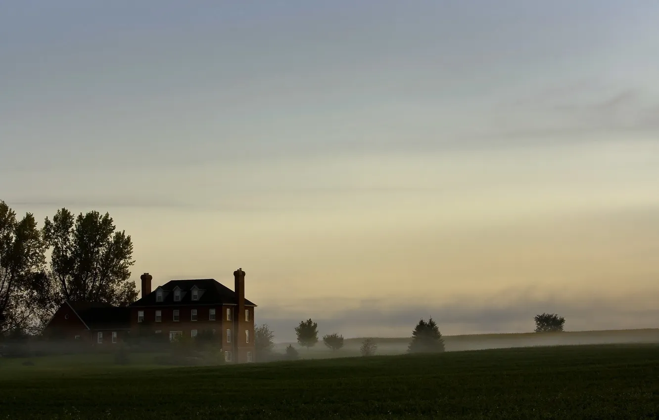 Фото обои поле, пейзаж, туман, дом