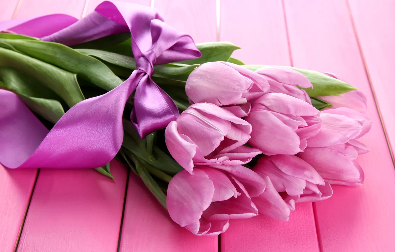 Фото обои цветы, букет, лента, тюльпаны, розовые, wood, pink, flowers