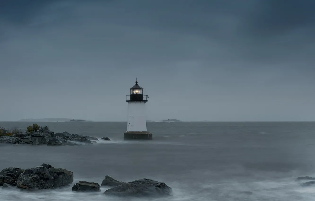 Фото обои море, свет, шторм, скалы, маяк, горизонт, серое небо, Форт Пикеринг маяк