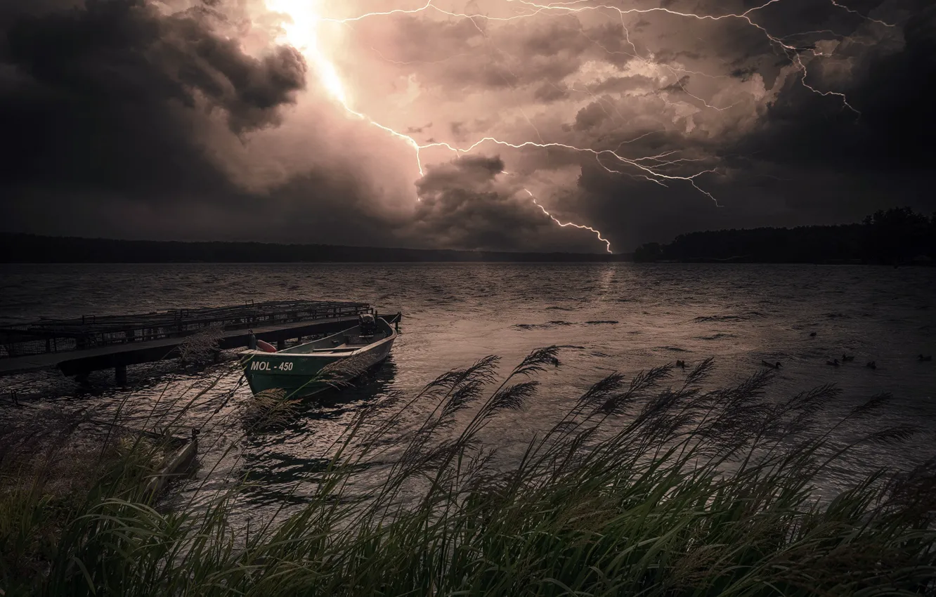 Фото обои ночь, шторм, озеро, лодка