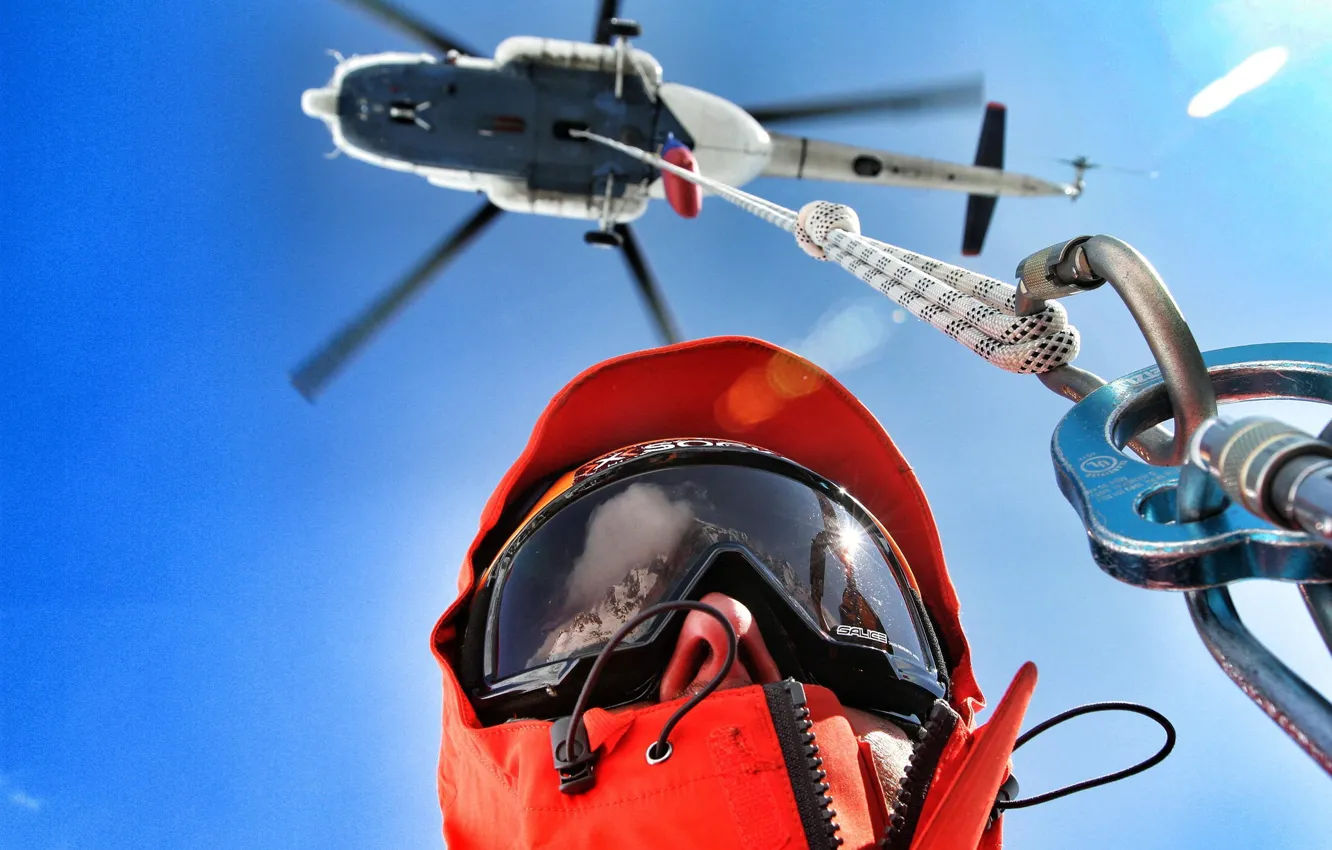 Фото обои небо, очки, вертолёт, спасатель, карабин