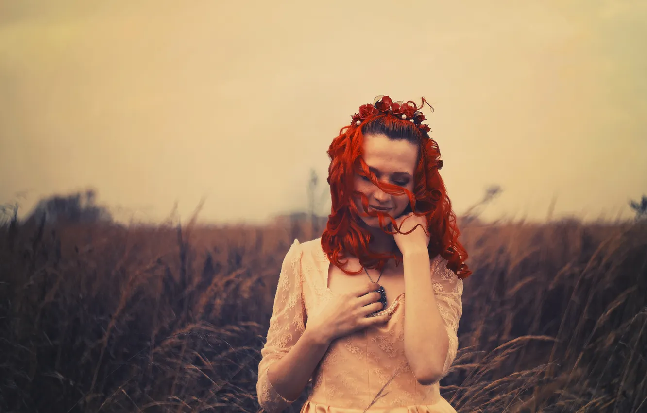 Фото обои поле, девушка, улыбка, ветер, медальон, рыжеволосая, локоны