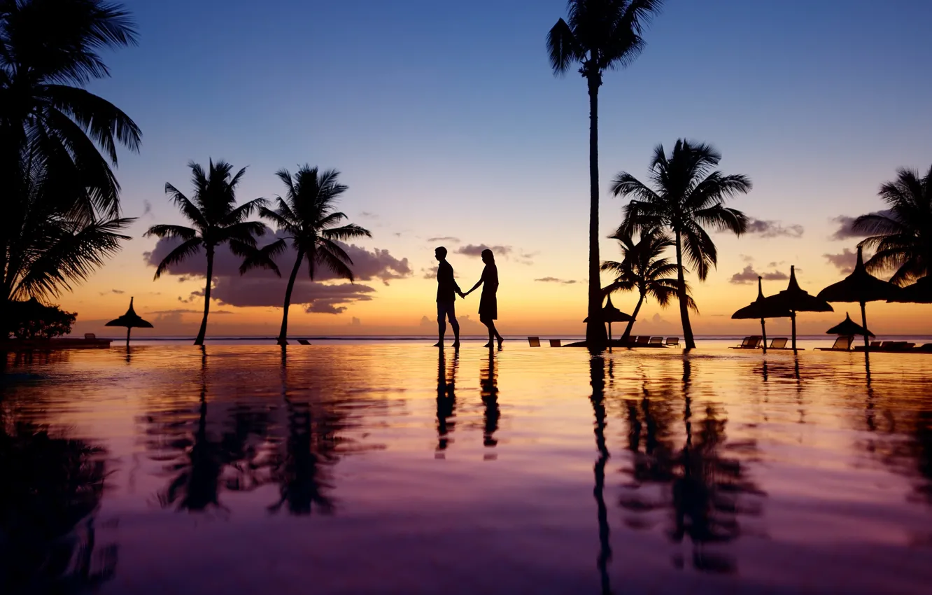 Фото обои пальмы, океан, вечер, бассейн, двое, курорт, силуэты, silence