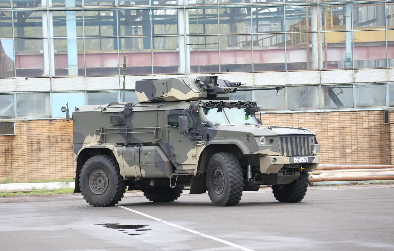 Фото обои КамАЗ-4386, «Тайфун-ВДВ», с боевым необитаемым модуле, 30-мм пушкой, пулемет калибра 7, 62 мм.