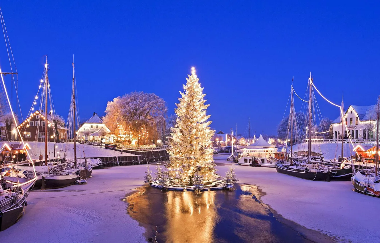Фото обои зима, снег, огни, праздник, лодка, Германия, Рождество, плавающая елка