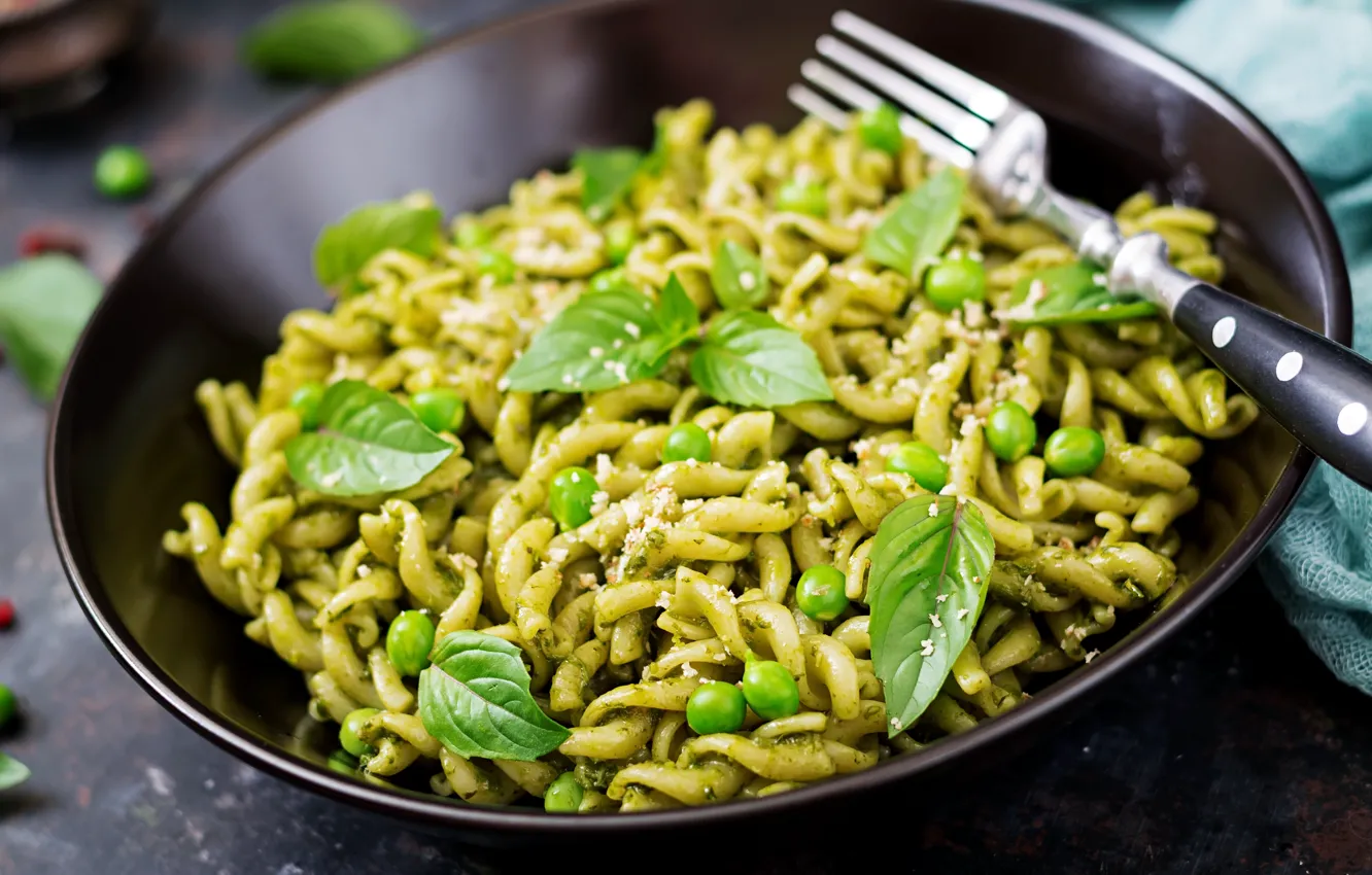 Фото обои стол, еда, полотенце, тарелка, вилка, боке, спиралька, макароны