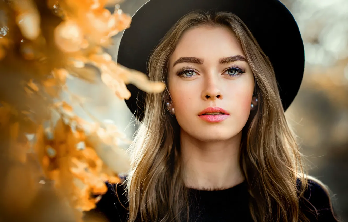 Фото обои осень, взгляд, листья, солнце, модель, портрет, шляпа, макияж