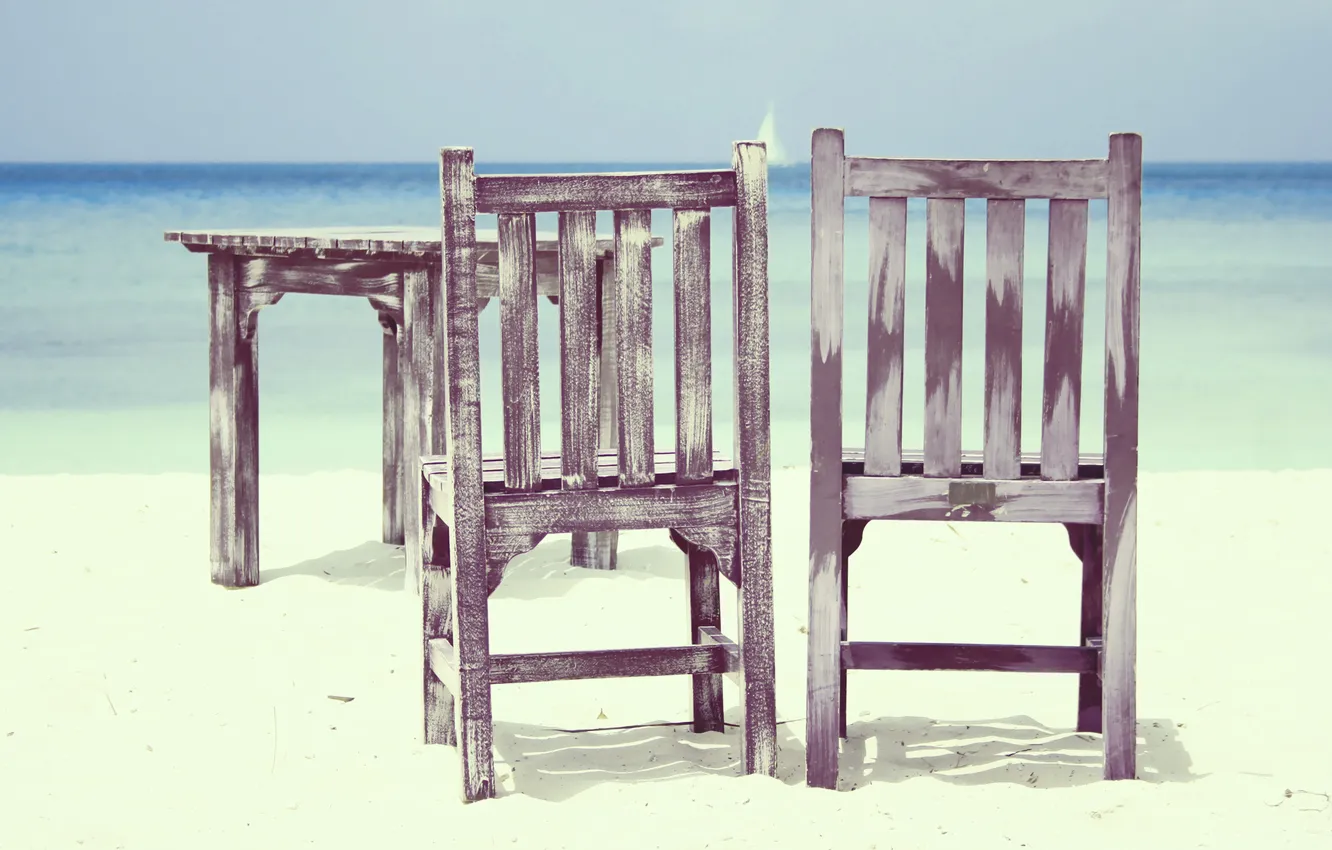 Фото обои песок, море, пляж, стол, стулья, парусник