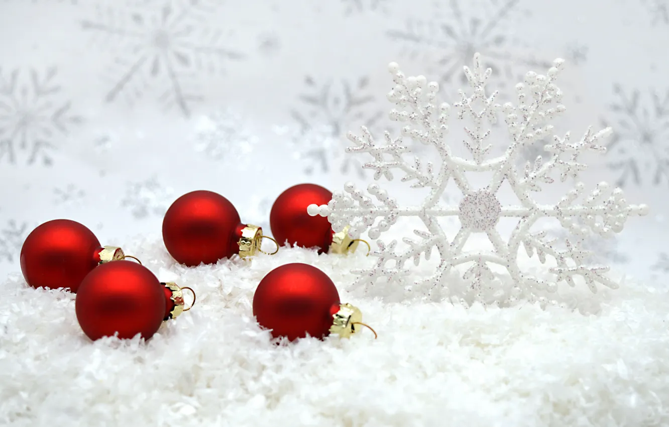 Фото обои шарики, снег, праздник, Рождество, Новый год, снежинка, ёлочные игрушки, новогодние декорации