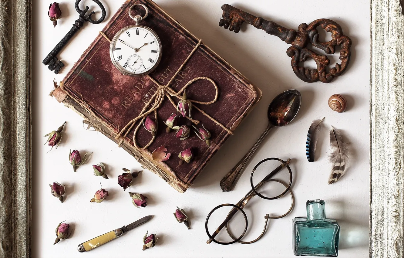 Фото обои вещи, часы, розы, рамка, перья, ключ, очки, ложка
