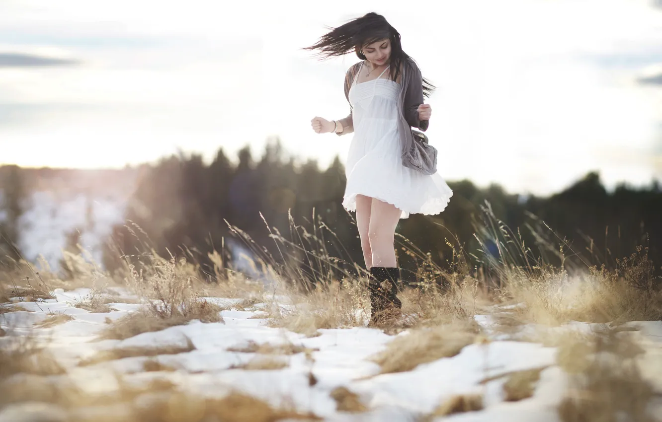 Фото обои поле, девушка, свет, снег, радость