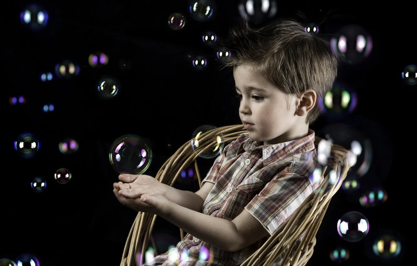 Фото обои кресло, мальчик, мыльные пузыри, bubbles
