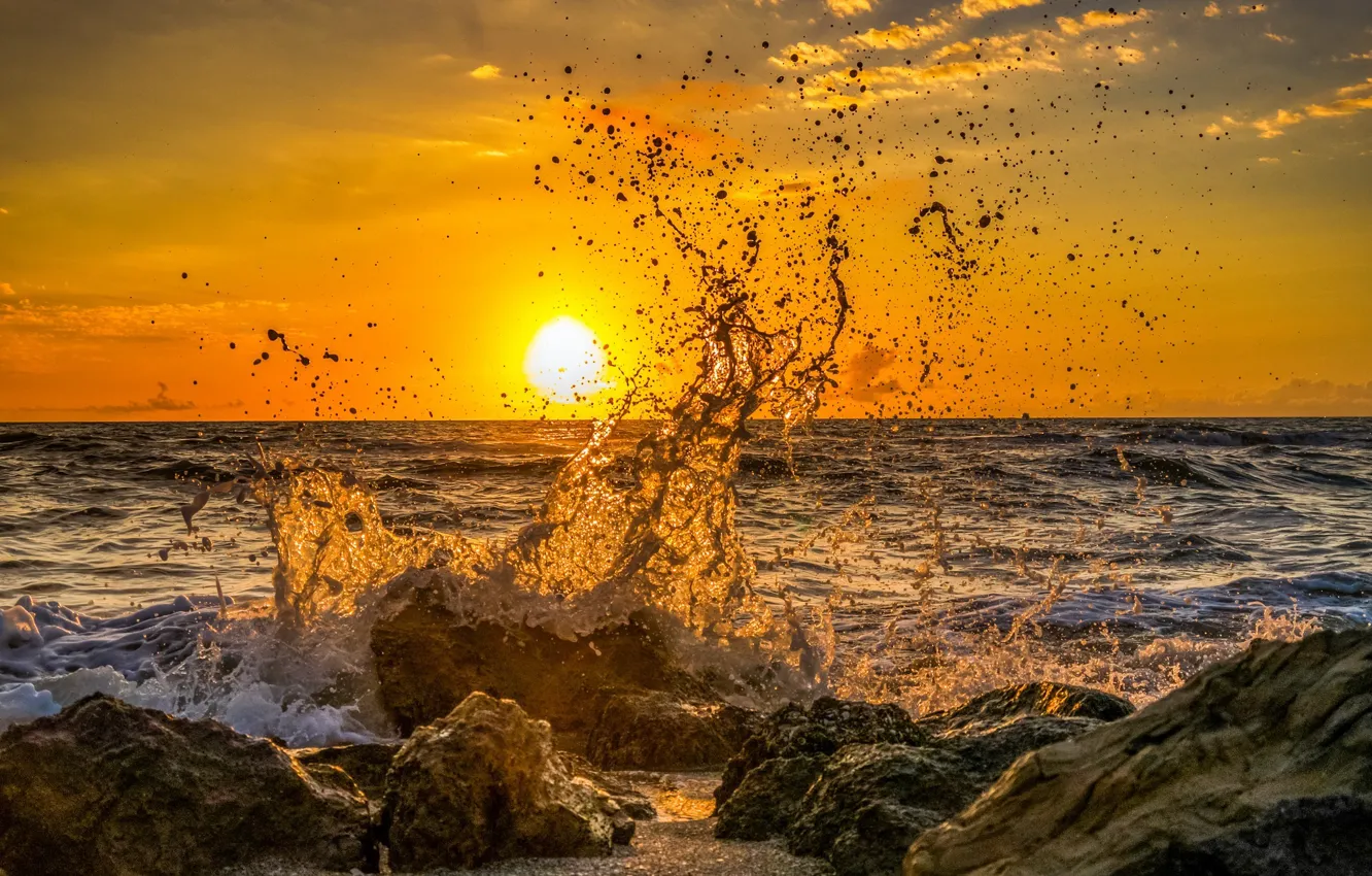 Фото обои море, закат, брызги
