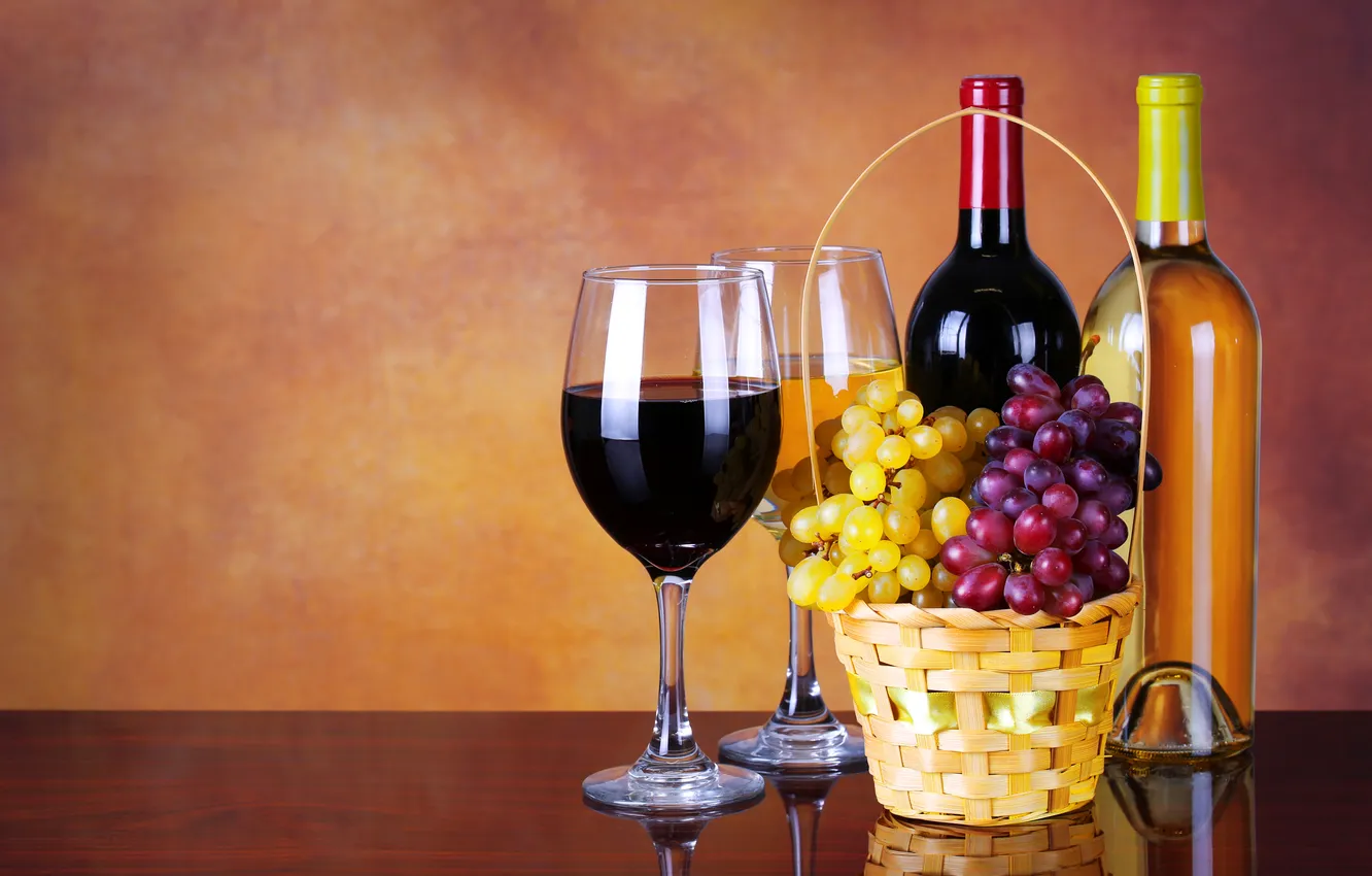Фото обои вино, корзина, бокалы, виноград, бутылки