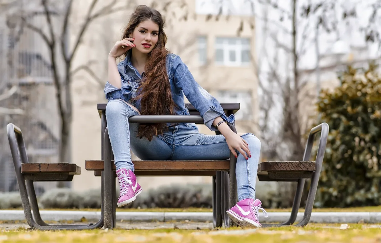 Фото обои girl, sexy, model, jeans, sneakers