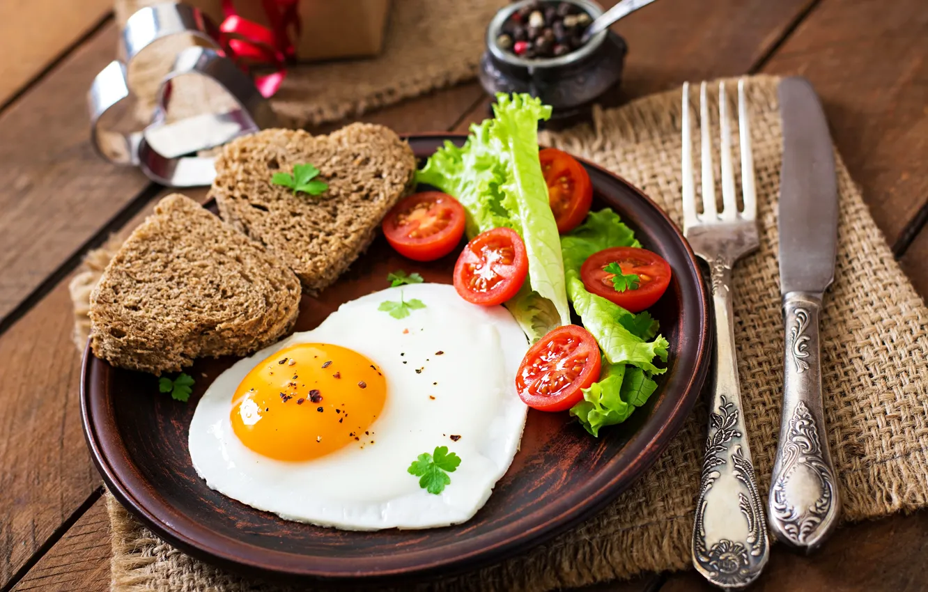 Фото обои яйцо, завтрак, хлеб, нож, яичница, помидоры, салат, bread