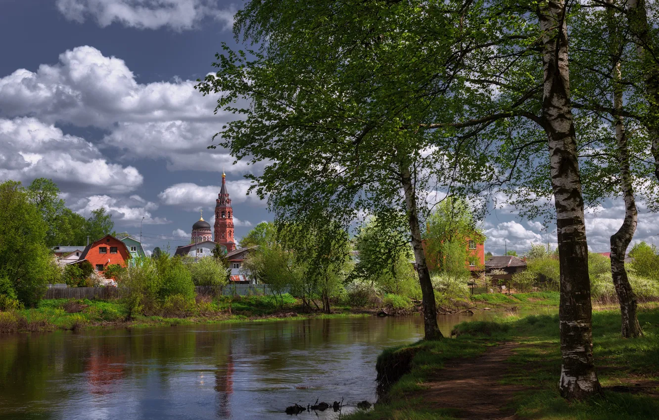 Фото обои облака, деревья, пейзаж, природа, деревня, церковь, берёзы, тропинка