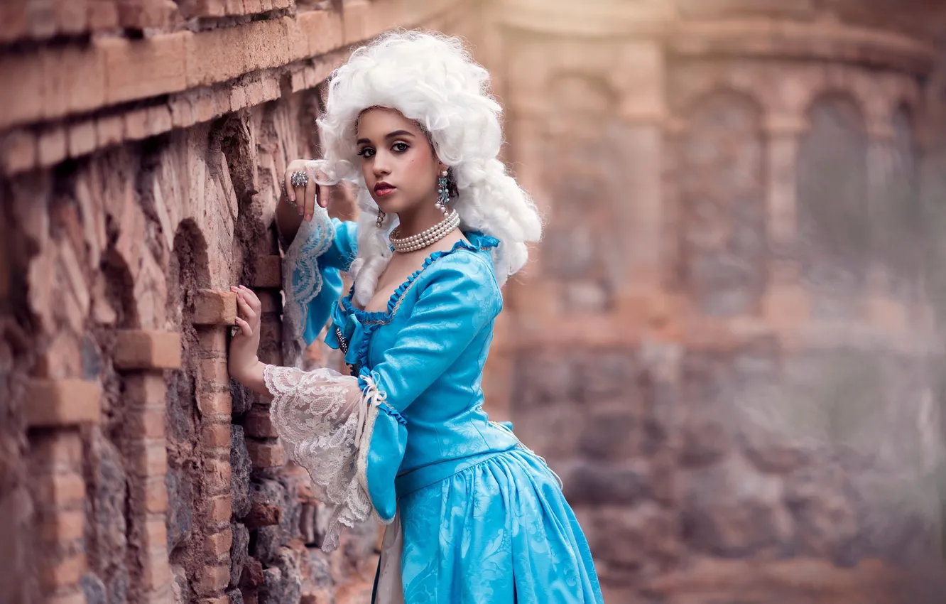 Фото обои взгляд, украшения, платье, парик, Chloe Britannia