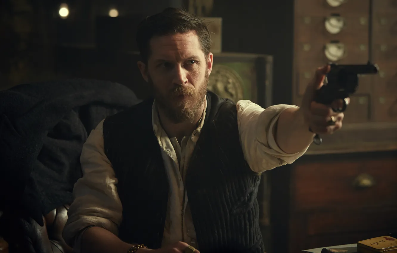 Фото обои пистолет, борода, Том Харди, Tom Hardy, Peaky Blinders, сериал 2013 – 2022