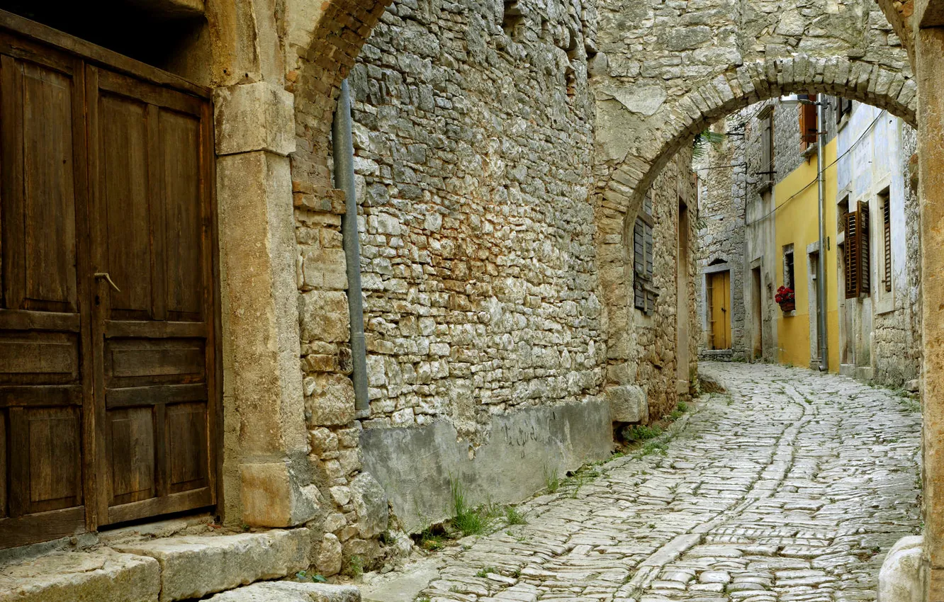 Фото обои дом, стена, камень, дверь, арка, ставни, мостовая, улочка