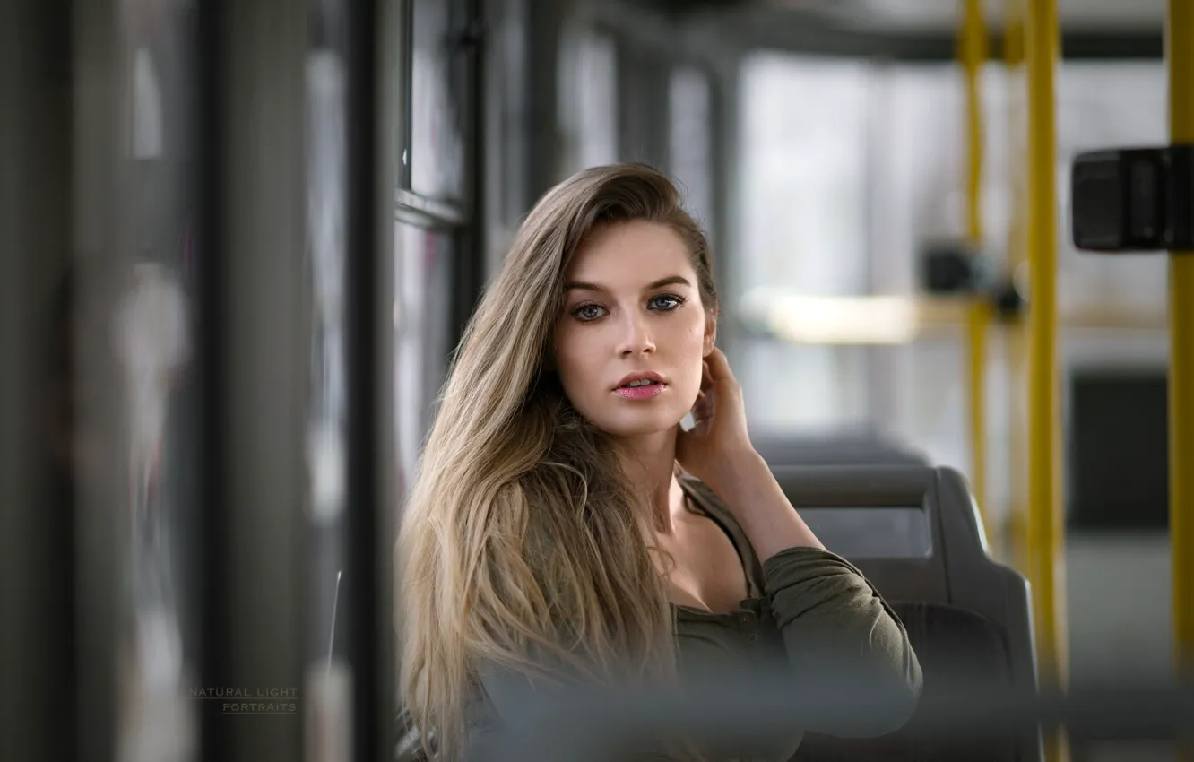 Фото обои взгляд, поза, транспорт, модель, портрет, макияж, прическа, шатенка