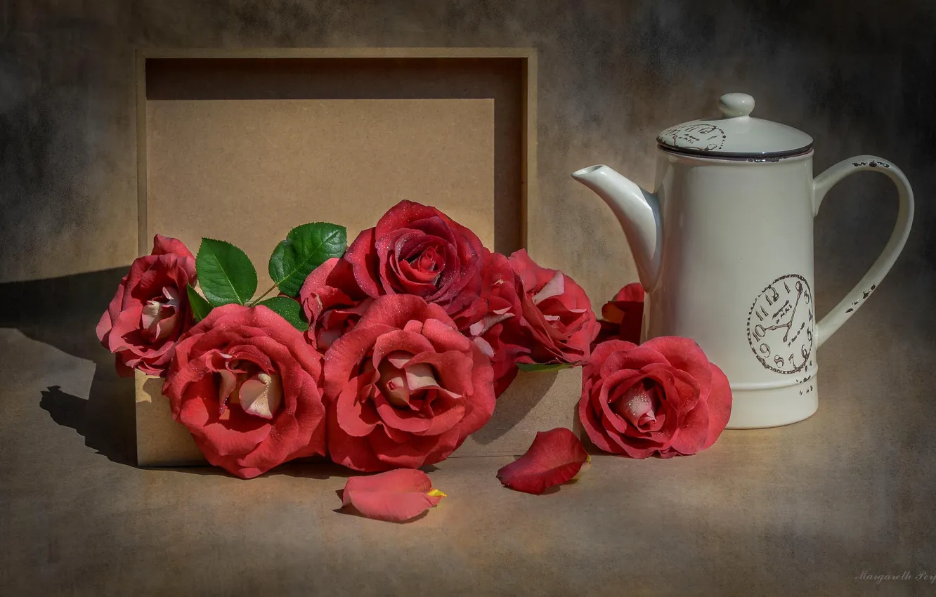 Фото обои коробка, розы, чайник