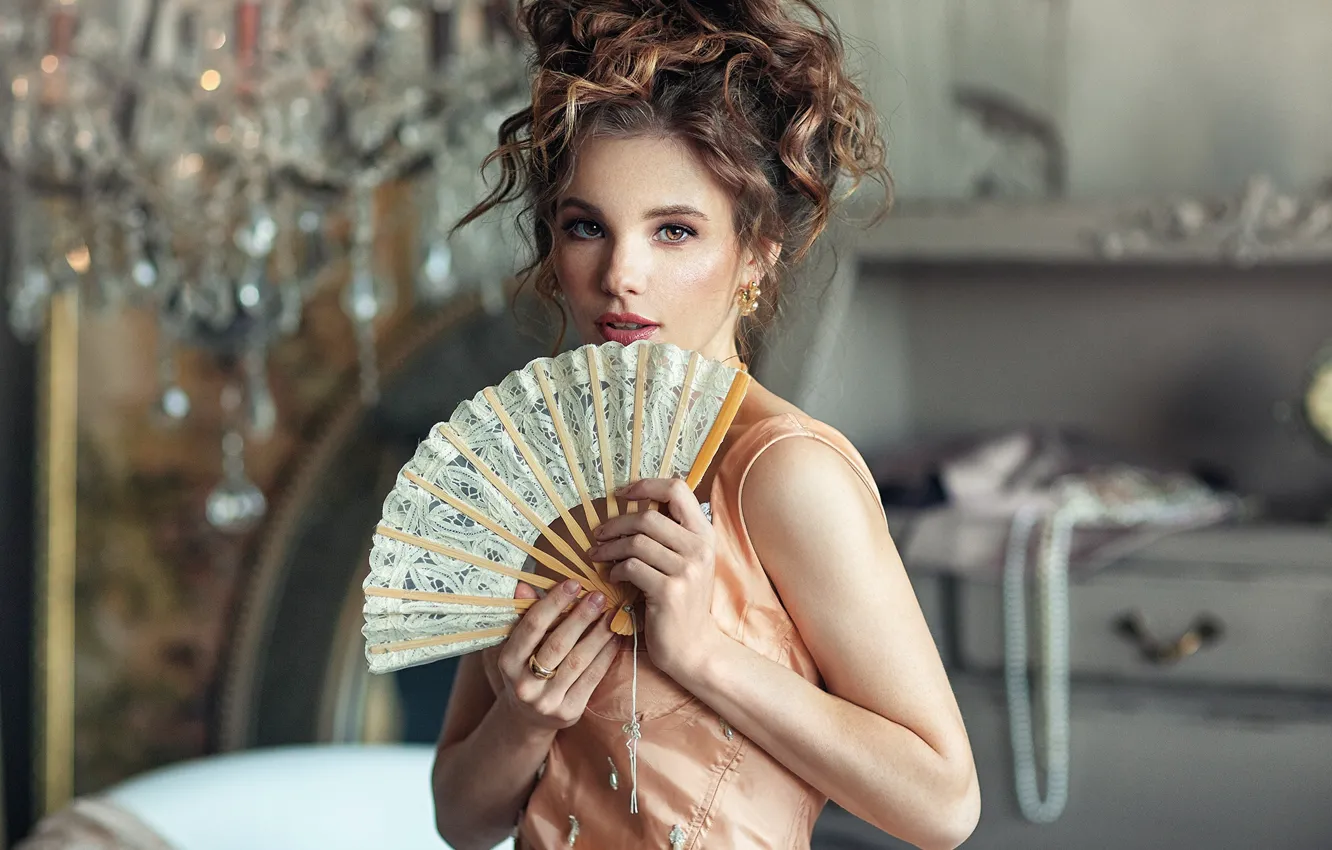 Фото обои взгляд, девушка, свет, лицо, фото, модель, руки, макияж