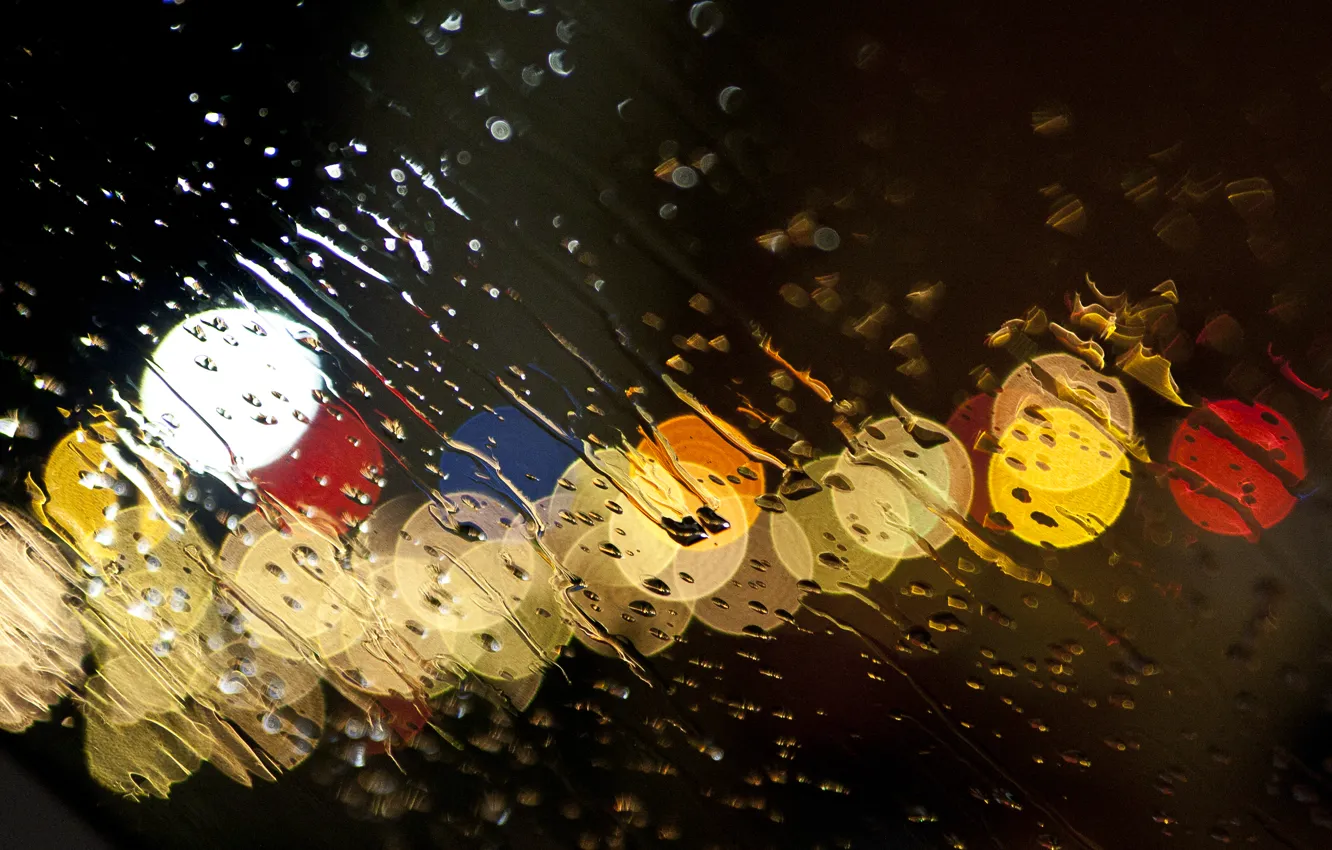 Фото обои стекло, вода, капли, огни, дождь, ливень, потоки, glass sprayed with water an evening sky