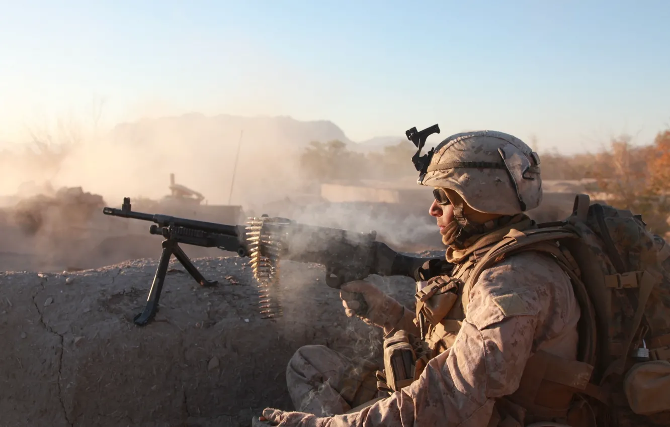 Фото обои gun, soldier, desert, light machine gun