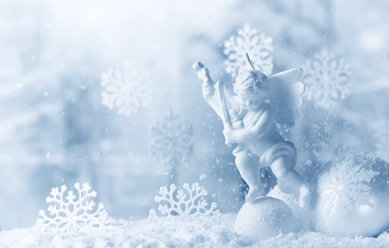 Фото обои снег, снежинки, шарик, фигурка, ангелочек, снежки