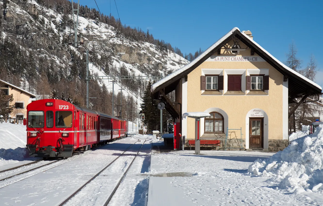 Фото обои зима, лес, небо, снег, горы, дом, поезд, швейцария