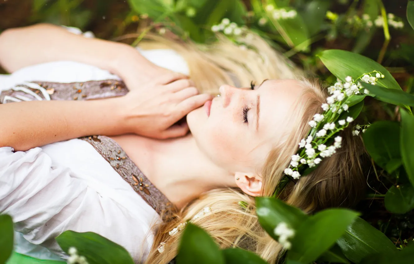 Фото обои зелень, девушка, цветы, лицо, поза, ресницы, милая, сон