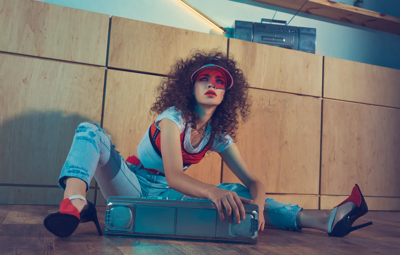 Фото обои jeans, floor, high heels, indoors, fashionable, looking away, fashionista