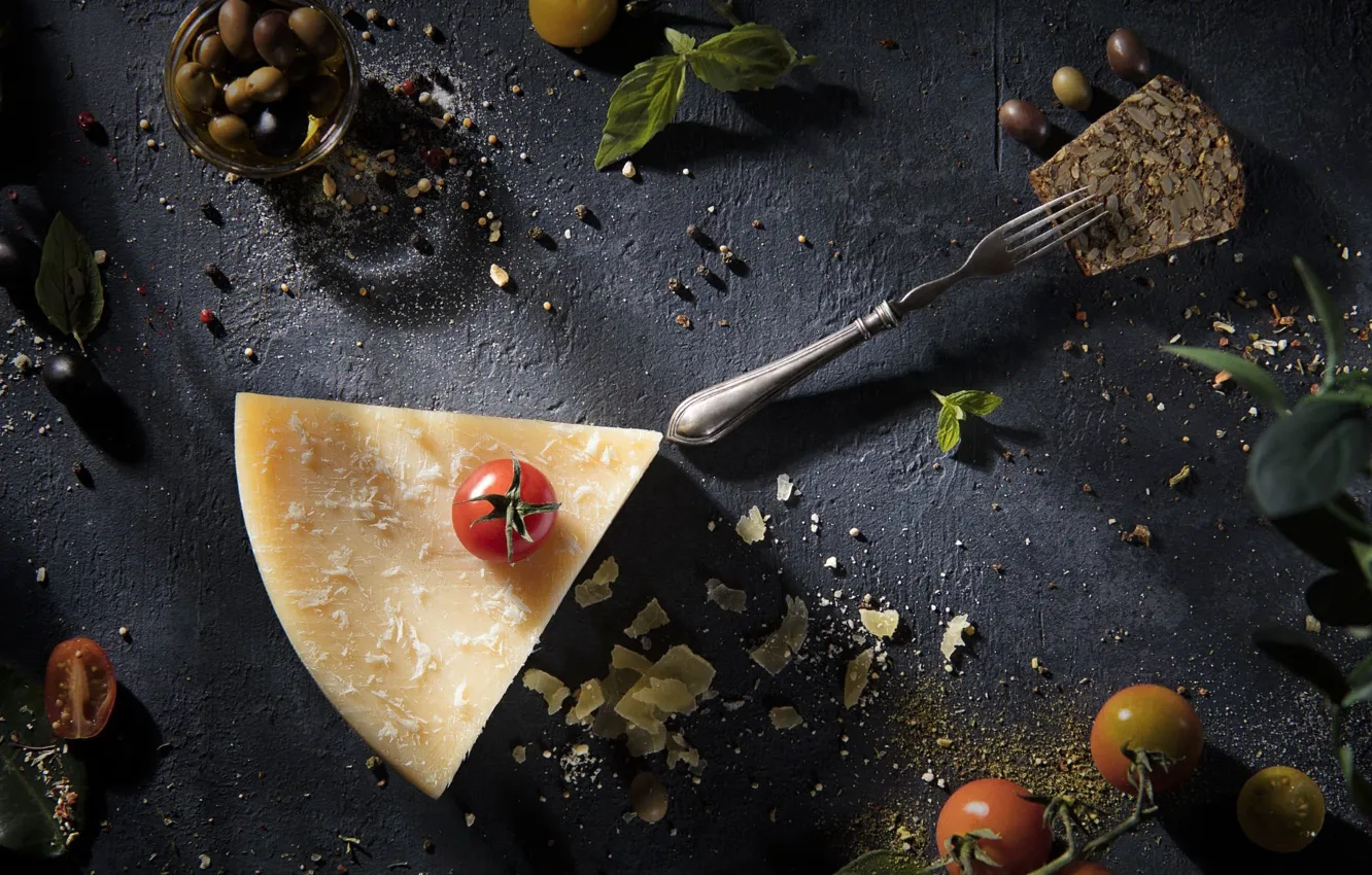 Фото обои сыр, помидоры, оливки, пармезан