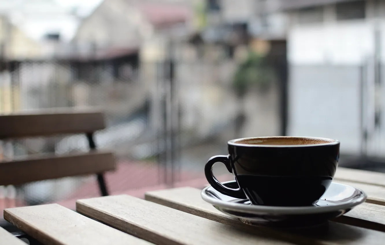Фото обои стол, кофе, чашка, балкон, блюдце, боке, город.